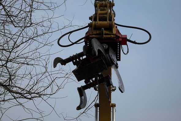 nicht zugeordnet/Bagger_mit_Baumschere.jpg (original)